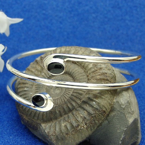Spiral Bangle – Simpson's Jet of Whitby