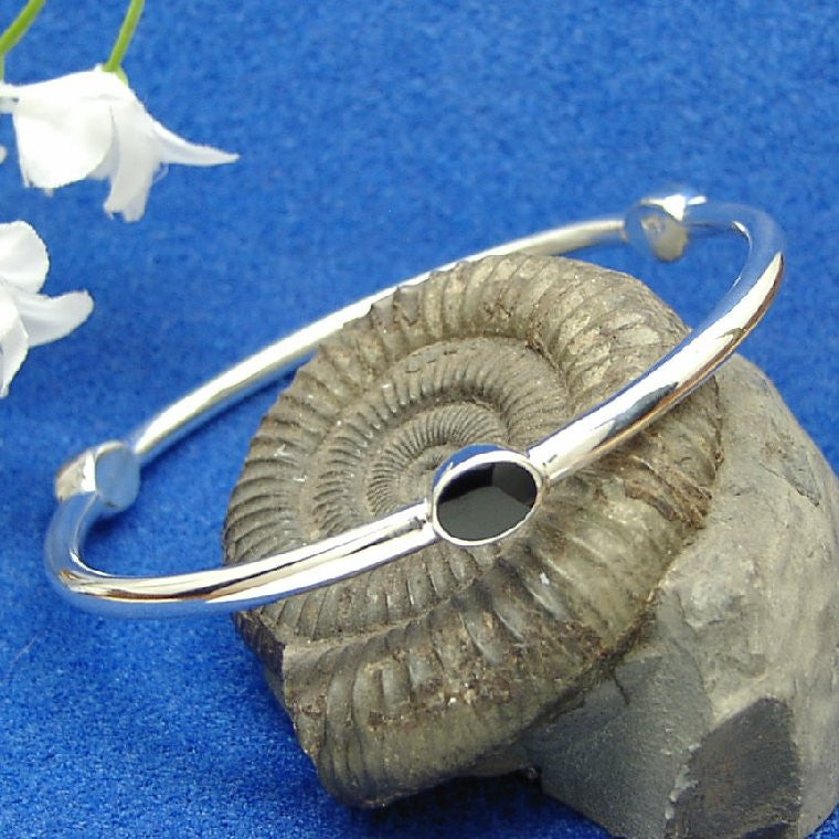 Oval 3 stone bangle